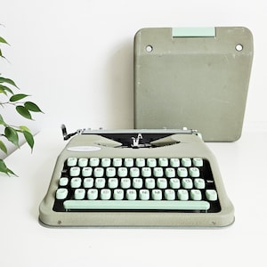 50% DE DESCUENTO* Máquina de escribir portátil ultraligera Hermes Baby de la década de 1960, en excelentes condiciones, con estuche original, regalo único