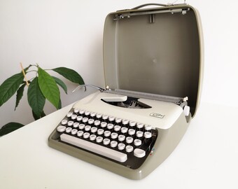 60% SALE! Adler Tippa, tragbare Vintage Schreibmaschine aus den 1960er Jahren, super Zustand, einzigartiges Geschenk
