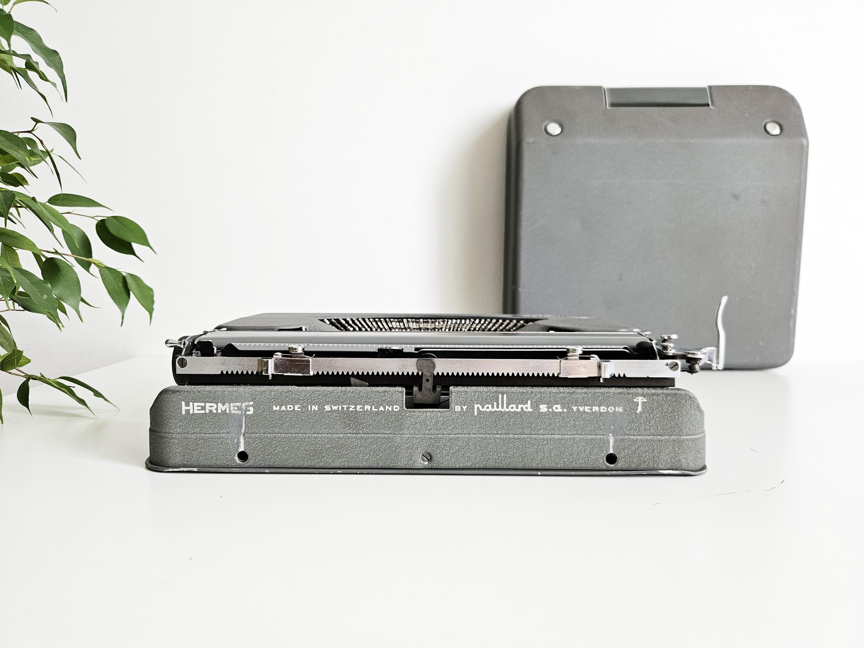 ヴィンテージ エルメス ベビー ポータブル タイプライター、1950 年代