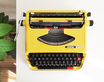 50% OFF!* Brother 440TR typewriter, a portable vintage typewriter from the 1970s. In Mint condition, with a case.