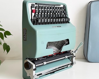 Olivetti Lettera 32 - Máquina de escribir portátil en funcionamiento – década de 1960