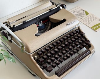Vintage Olympia SM2 Schreibmaschine, glänzend weiß, professionell gewartet, 1950er Jahre
