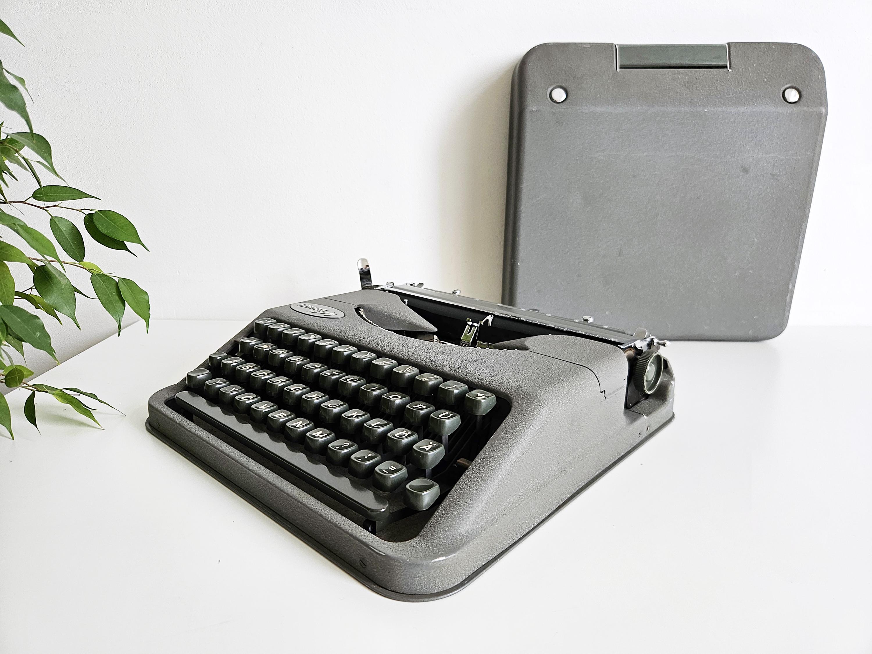 ヴィンテージ エルメス ベビー ポータブル タイプライター (良好な状態) 動作するヘルメス・ベイビー・ポータブル・タイプライター、1950年代