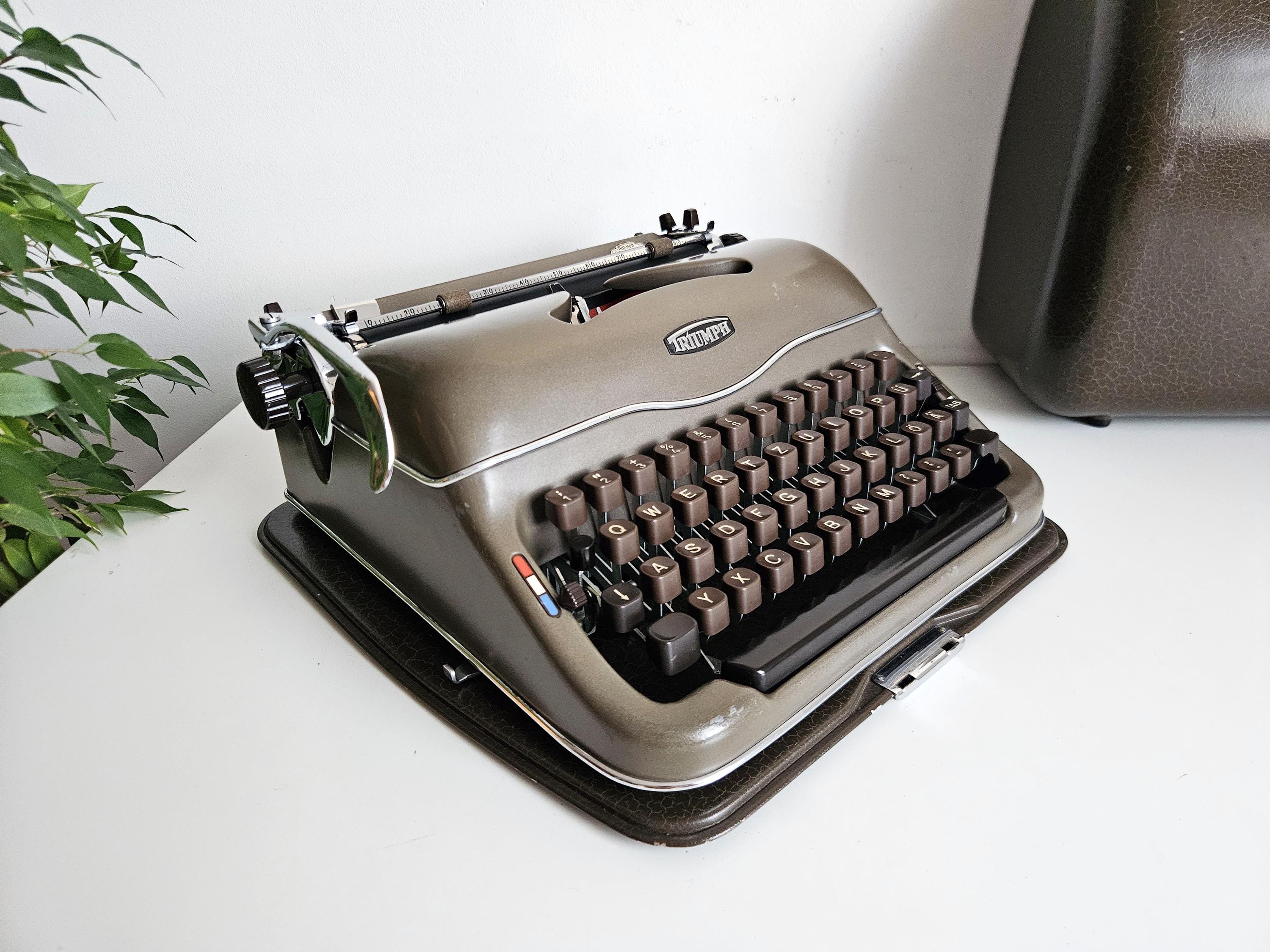 【希少】ドイツ製TRIUMPH タイプライター1950〜1960年製　ジャンク品 Triumph - 実用タイプライター：1950年代、専門家によるメンテナンス