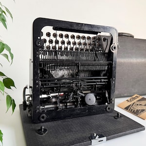 Erika 5 - Working portable typewriter, 1930s Black, Professionally maintained
