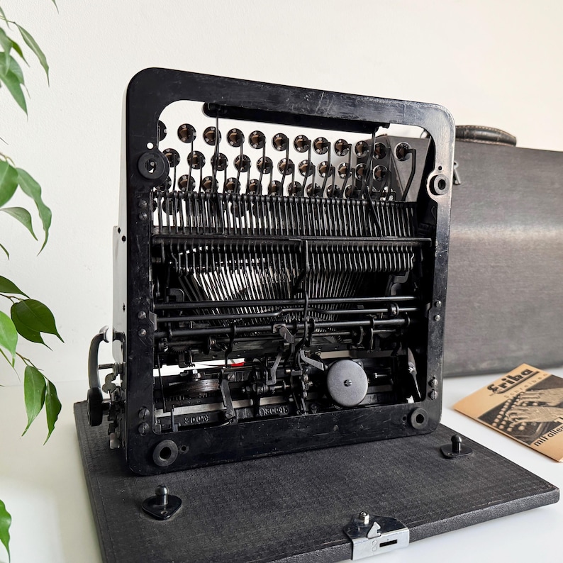 Erika 5 - Working portable typewriter, 1930s Black, Professionally maintained