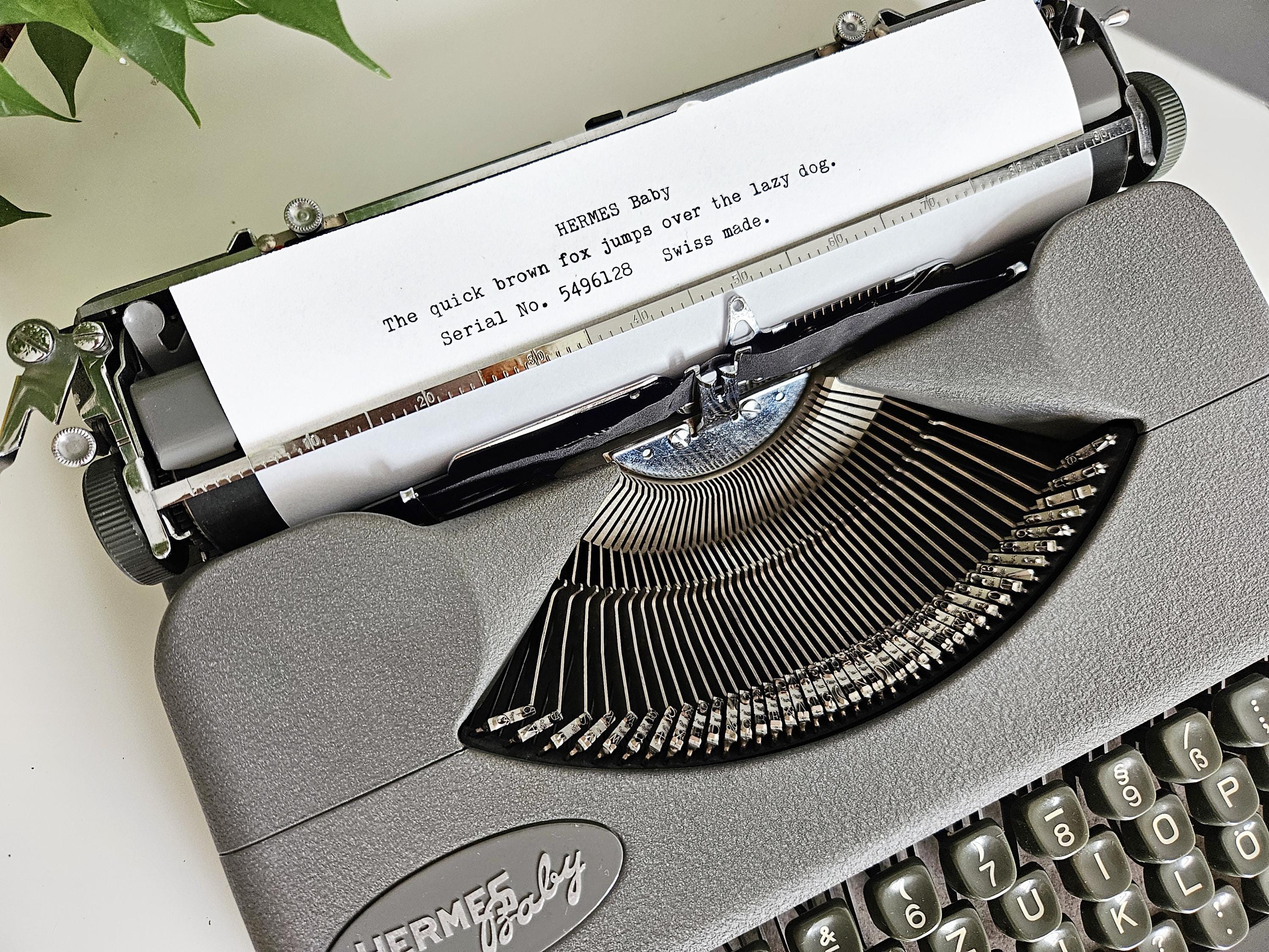 ヴィンテージ エルメス ベビー ポータブル タイプライター (良好な状態) ヴィンテージ エルメス ベビー ポータブル タイプライター (良好な状態)