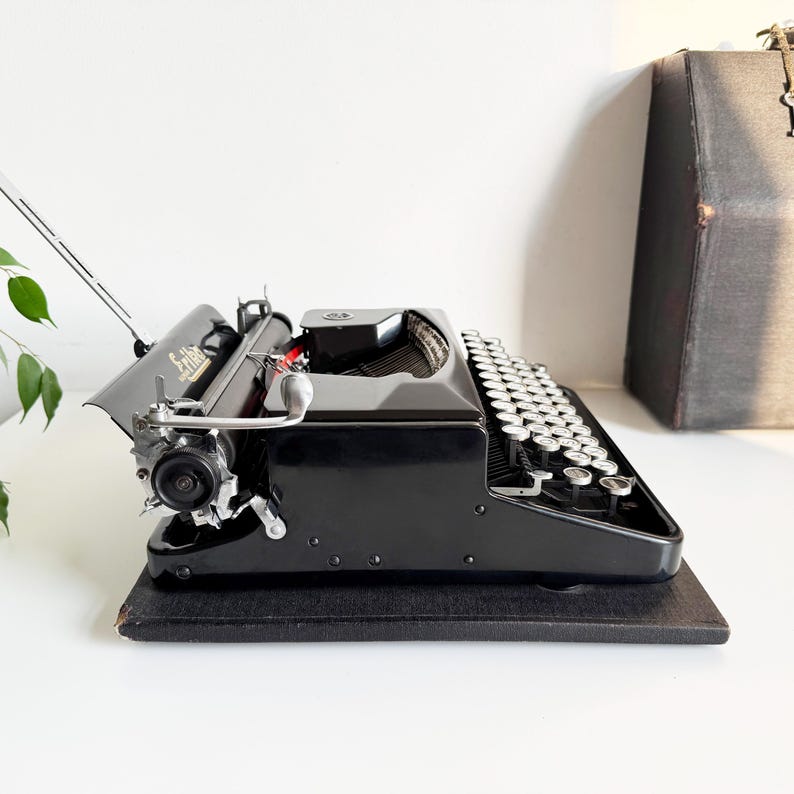 Erika 5 - Working portable typewriter, 1930s Black, Professionally maintained