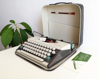 ¡60% DE DESCUENTO!* Máquina de escribir Olympia de Luxe, una máquina de escribir vintage portátil de los años 60. En condiciones como nuevas, con un estuche.