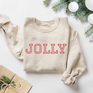 Sudadera bordada JOLLY / Cuello redondo navideño minimalista / Regalo navideño para ella / Suéter acogedor de invierno / Letras universitarias festivas