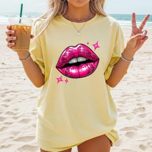 Koszulka z błyszczącymi różowymi ustami | Koszulka Comfort Colors | Koszulka Y2K Pop Star | Estetyka Messy Coquette | Grafika retro z lat 90. | Koszulka Glitter Lips