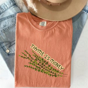 Camiseta Thyme is Money - Camiseta unissex Comfort Colors, camiseta de chef, camiseta engraçada de culinária, presente para amantes da comida, humor na cozinha, humor de cozinheiro