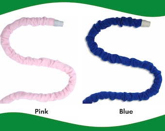 Può includere: Due tubi flessibili rivestiti in tessuto disposti a forma di S, uno rosa chiaro e uno blu reale. Ogni tubo presenta un esterno arricciato dalla consistenza morbida e un raccordo in plastica grigio chiaro all'estremità. Le etichette Pink e Blue appaiono sotto.