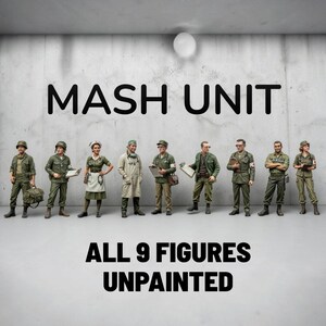 Peut inclure: Un ensemble de neuf figurines miniatures non peintes représentant une unité MASH, incluant du personnel médical et des soldats en uniformes militaires. Le texte MASH UNIT et ALL 9 FIGURES UNPAINTED apparaît sur fond gris.
