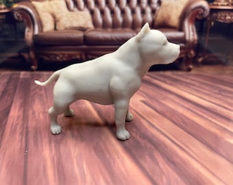 Pit Bull Escala Modelo Dollhouse Miniatura Ferrocarril Modelo 3D impreso Perro Animal Escala Modelo Diorama Miniatura Pit Bull Orejas recortadas Cola completa