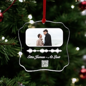 Könnte beinhalten: Ein transparenter Weihnachtsbaumschmuck aus Glas mit einem Foto eines Paares, einer Schallwellengrafik, dem Text "Etta James - At Last" und einem QR-Code.