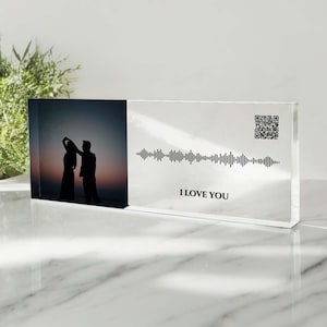Könnte beinhalten: Ein transparenter Acrylblock mit einem Foto eines Paares, das vor einem Sonnenuntergang tanzt. Der Block zeigt auch eine Schallwellendarstellung, einen QR-Code und den Text "Ich liebe dich".