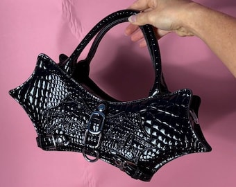 Fledermausflügel Geldbörse - Kunstleder Fledermaustasche mit silbernen Metallakzenten, Gothic Handtasche, Halloween Schultertasche, Alt Fashion Geschenk