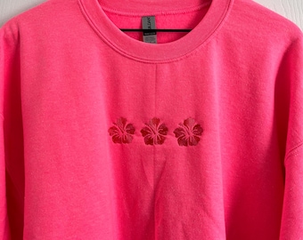 Roze hibiscusbloem met ronde hals/sweater
