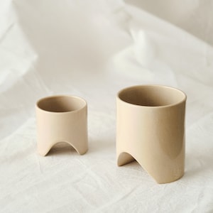 Taza de café de cerámica hecha a mano con base: moderna taza de espresso minimalista