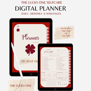 Op de afbeelding: Een digitale planner-app op het scherm van een tablet met een rode achtergrond en een klavertje vier ontwerp. De tekst "Planner" is in cursief op het scherm geschreven. De app bevat dagelijkse, maandelijkse en wenspagina's. De tekst "THE LUCKY ONE SELFCARE DIGITAL PLANNER DAILY, MONTHLY & WISH PAGES" wordt bovenaan de afbeelding weergegeven.