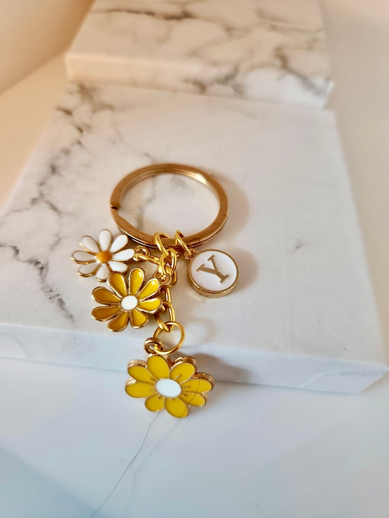 Personalized Daisy Keychain, Floral Initial Key Ring - Etsy