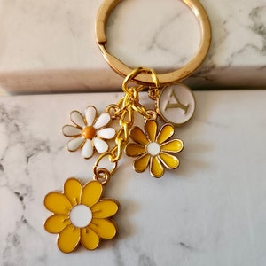 Idea de regalo pequeña. Llavero de margarita personalizado. Llavero floral. Bolso. Cartera. Adorno para llavero. Regalo.
