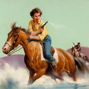 Op de afbeelding: Illustratie van een vrouw op een bruin paard, die een pistool vasthoudt dat water spuit. Ze draagt een geel overhemd en een blauwe spijkerbroek. Een andere persoon op een paard is op de achtergrond. De sc&egrave;ne speelt zich af in een westernlandschap.