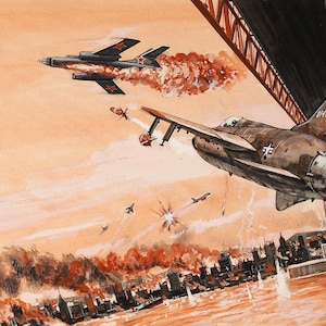 Op de afbeelding: Een illustratie van een militaire sc&egrave;ne met straaljagers en explosies. Het kunstwerk toont een brug en een skyline die worden aangevallen, met verschillende vliegtuigen in de lucht en rook in de lucht. Het kleurenpalet wordt gedomineerd door warme tinten.