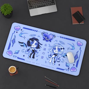 Puede incluir: Alfombrilla de ratón rectangular azul claro con dos personajes de estilo anime y elementos decorativos azul oscuro. La alfombrilla tiene el texto "love is our connection" y caracteres japoneses. Un ratón blanco está encima.