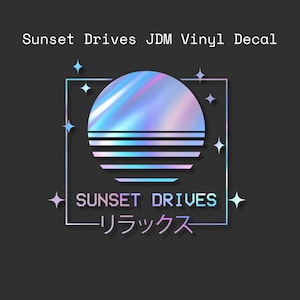 Könnte beinhalten: Eine holografische Sonnenuntergangsgrafik mit dem Text "SUNSET DRIVES" und dem japanischen Text "サンセットドライブス" in einem quadratischen Rahmen mit Sternen.