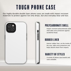Peut inclure: Une coque de t&eacute;l&eacute;phone blanche avec un d&eacute;coupage pour l'objectif de l'appareil photo noir. La coque est compos&eacute;e de deux couches, une coque en polycarbonate et une doublure en caoutchouc. Le texte "TOUGH PHONE CASE" est en haut de l'image. Le texte "POLYCARBONATE SHELL", "RUBBER LINER" et "VARIETY OF STYLES" est sous l'image de la coque de t&eacute;l&eacute;phone.
