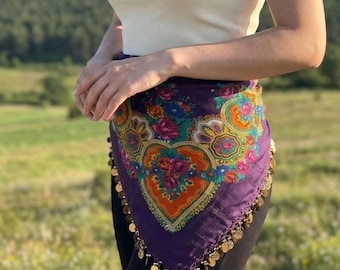 Bufanda turca morada con estampado floral, borde de ganchillo y flecos de monedas – Pañuelo bohemio para la cabeza, el cuello o como accesorio para festivales.