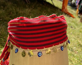 Gemusterte Schlaghosen und Bandanas von Keşan: Bringen Sie Farbe in Ihr Haar und bereichern Sie Ihre Geschenkauswahl mit Stil!