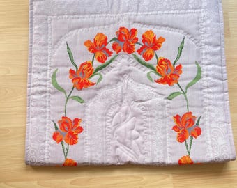 オレンジ色の花の刺繍が施された手作りの礼拝用敷物 | トルコの