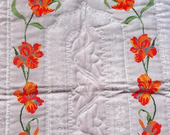オレンジ色の花の刺繍が施された手作りの礼拝用敷物 | トルコの