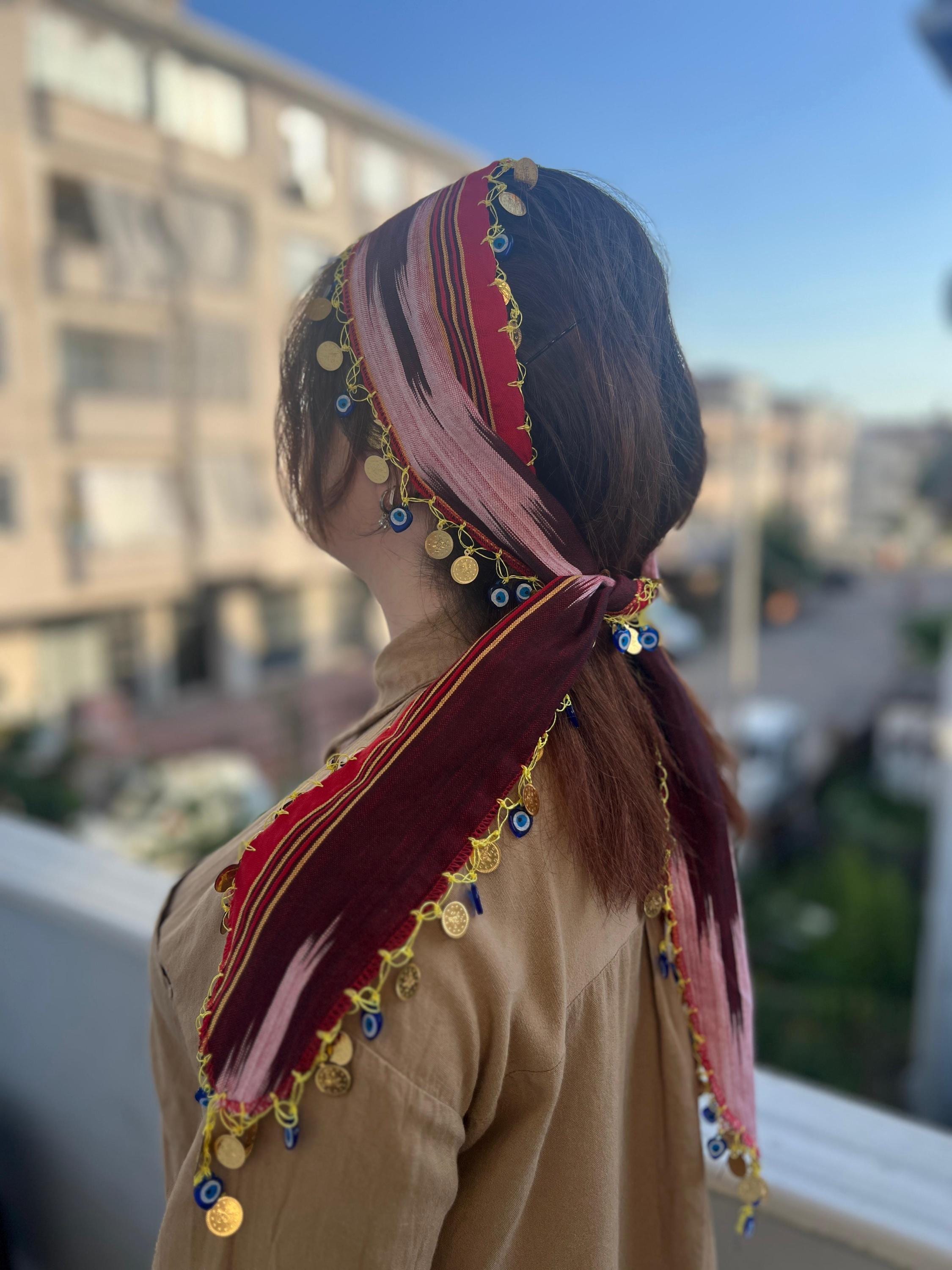 トルコのケシャンバンダナ：邪眼のビーズと金貨をあしらった赤い