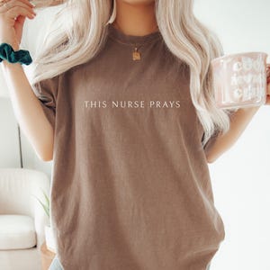 Camiseta de enfermeira cristã, camiseta de enfermagem cristã, vestuário cristão, camiseta de enfermeira religiosa, camiseta de enfermeira bíblica, presente de enfermeira cristã, graduação em enfermagem