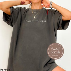 Camiseta de Comfort Colors® Llamado a servir, camiseta con versículo bíblico, camiseta cristiana, camiseta religiosa, camiseta para amantes de Dios, camiseta para mamá cristiana