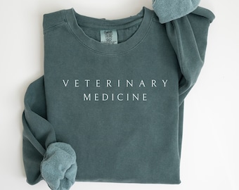 Custom Veterinary Technician Sweatshirt, Personalized Vet Tech Gift, Vet Tech Graduation Gift, Veterinary Medicine Unisex Crewneck Sweater