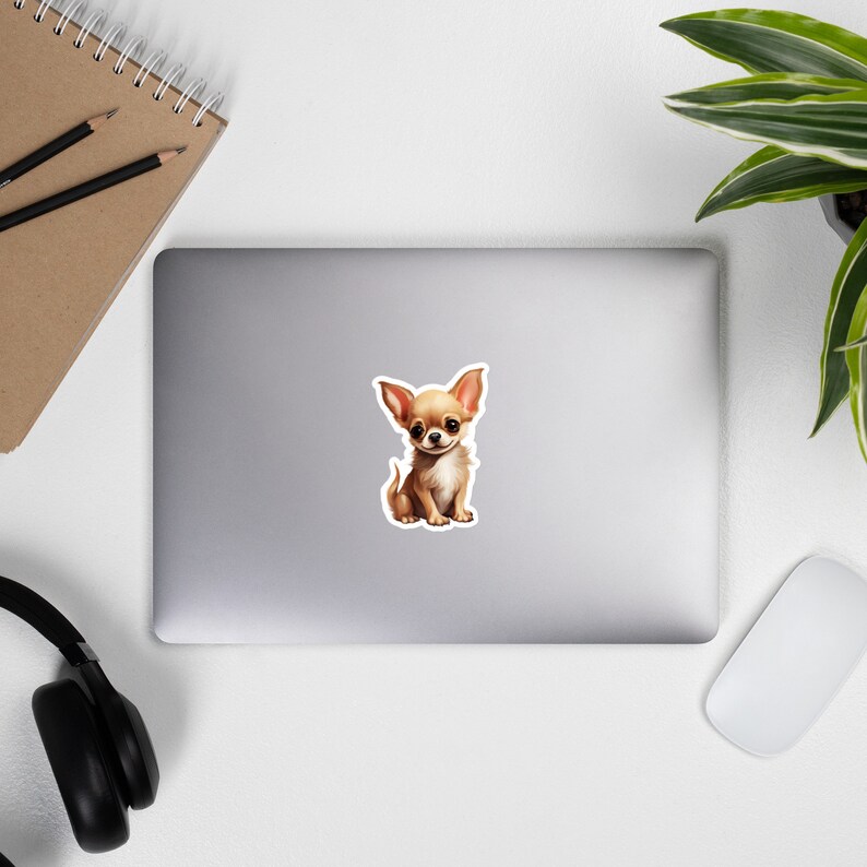 Peut inclure: Un petit chiot chihuahua brun et blanc assis sur un fond blanc. Le chiot a de grands yeux bruns et une expression mignonne et joueuse.