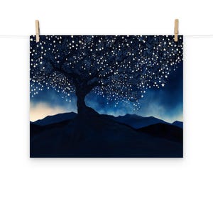 Sternenklare Nacht Baum Kunst Poster - Himmlische Landschaft Print für skurrile Wohnkultur