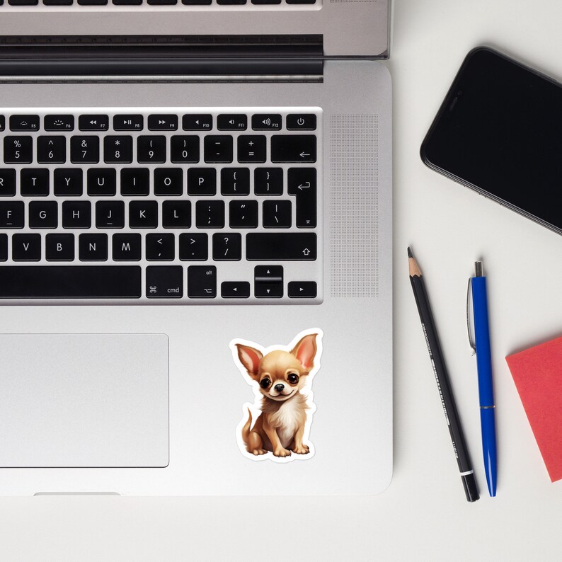Peut inclure: Illustration num&eacute;rique d'un petit chihuahua brun et blanc assis sur un fond blanc.