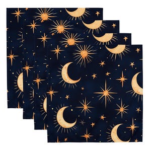 Pode incluir: Conjunto de quatro guardanapos de tecido azul marinho com um design celestial. Os guardanapos apresentam um padrão repetido de luas, estrelas e sóis dourados. O tema celestial é consistente em todos os quatro guardanapos.