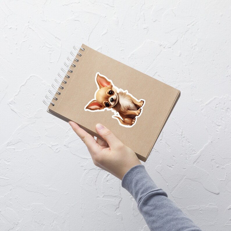 Peut inclure: Un autocollant de chien chihuahua brun et blanc sur un carnet brun avec une reliure spirale.