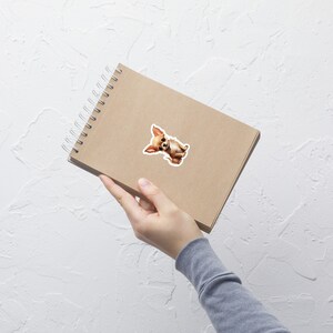 Peut inclure: Un autocollant de chien chihuahua brun et blanc sur un carnet brun avec une reliure spirale.