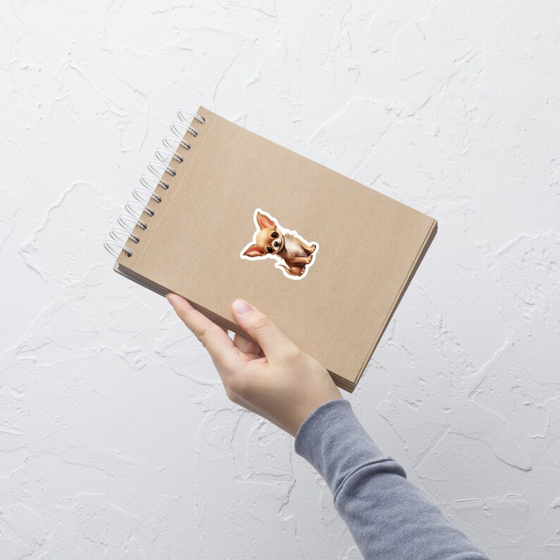 Peut inclure: Un autocollant de chien chihuahua brun et blanc sur un carnet brun avec une reliure spirale.