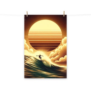 Póster de un surfista al atardecer en el océano, de los años 70