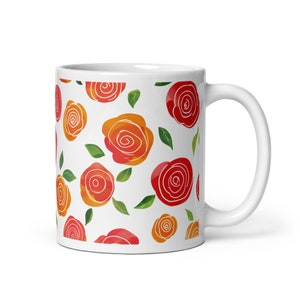 明るいバラの模様が入った花柄コーヒーマグ - 家庭やオフィスの装飾に最適なセラミックティーカップ。花好きの方へのユニークなギフト