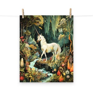 Magisches Einhorn in verzaubertem Wald Poster – Zauberhaftes Fantasy Wandbild für das skurrile Home Dekor
